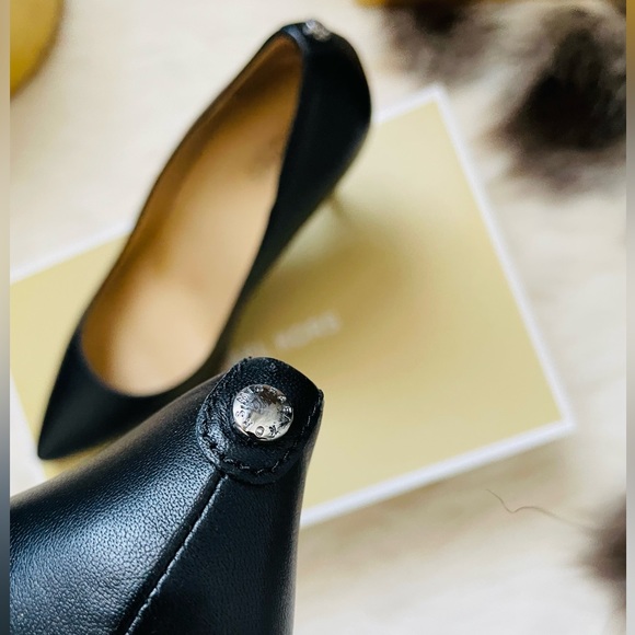 Michael Michael Kors Black Leather Pointed Toe Pumps Size 8.5 - Picture 6 of 6
